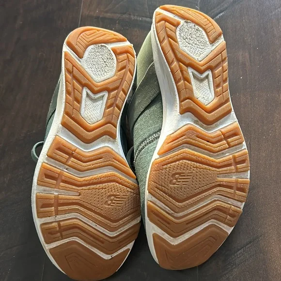 New Balance athletic shoes like new.  Cute color. - Picture 5 of 6